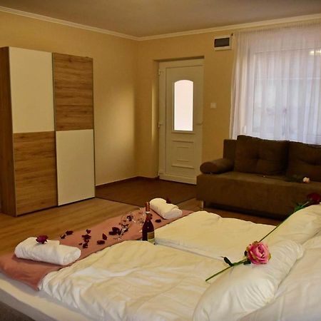 Napfeny Apartman Makó Exterior foto