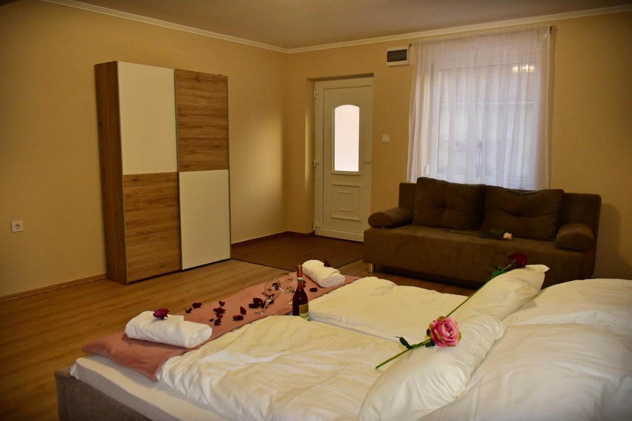 Napfeny Apartman Makó Exterior foto