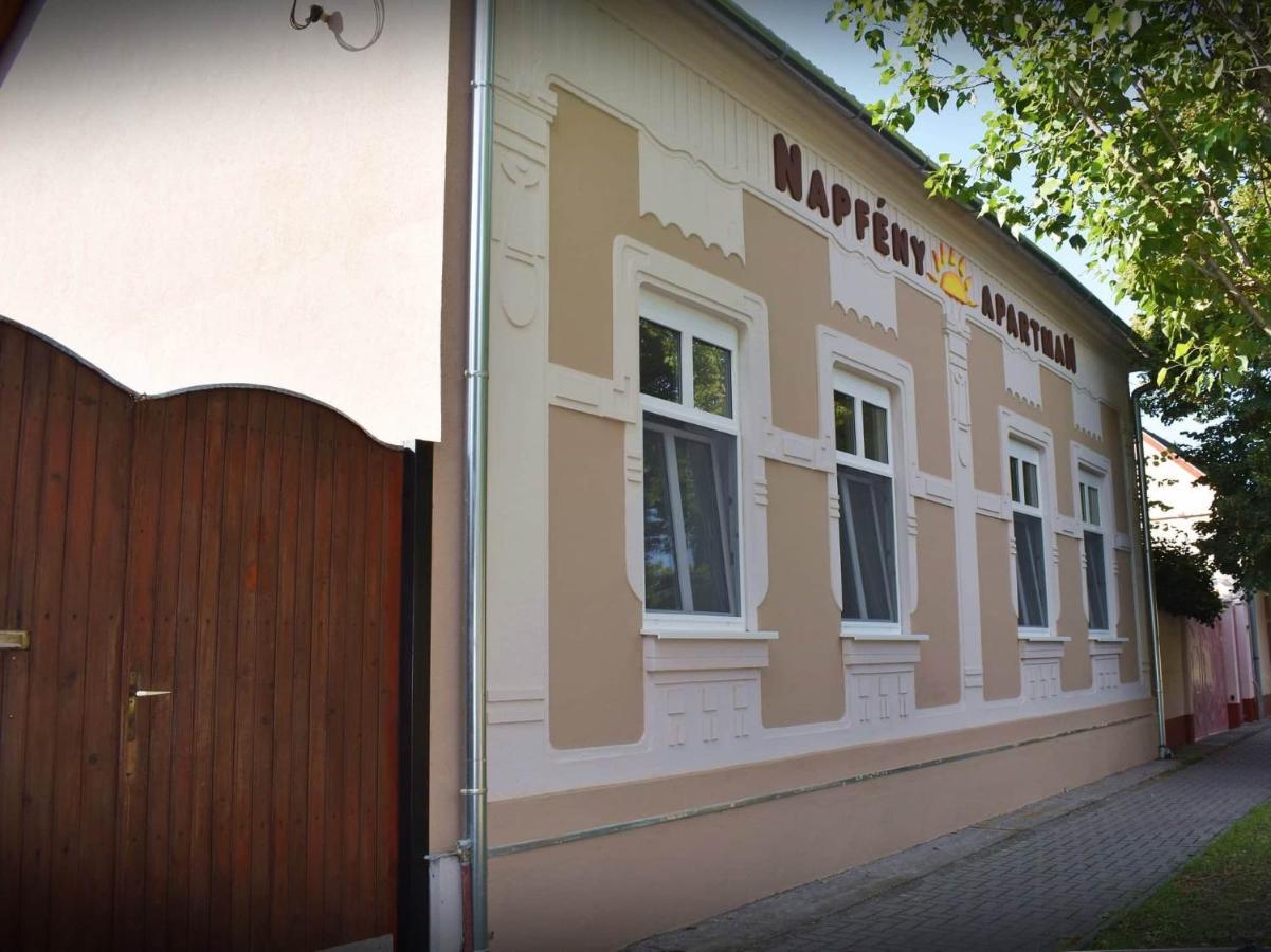 Napfeny Apartman Makó Exterior foto